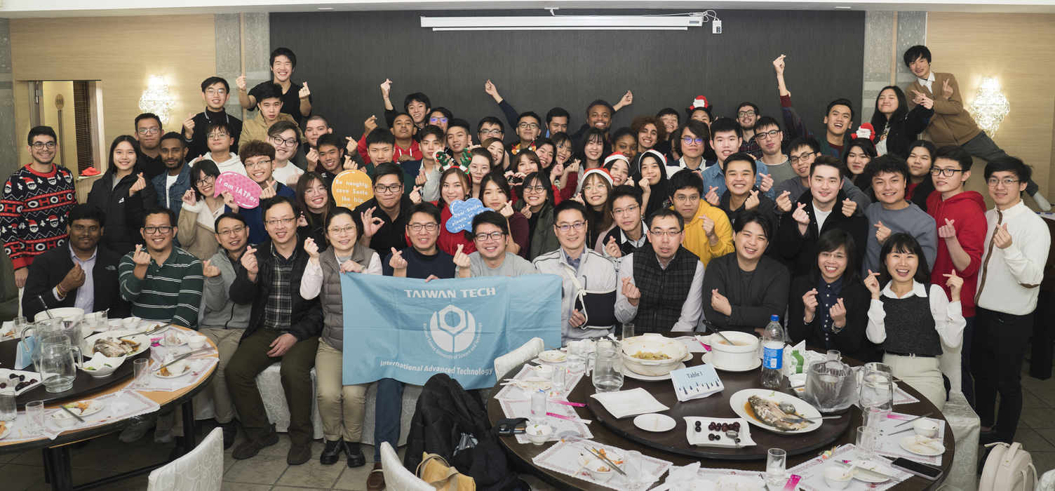Students and professors of IATP gathered together and took a photo during Christmas dinner(另開新視窗)